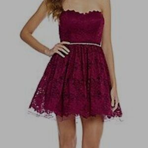 Elegant Strapless Lace Dress in Burgundy
